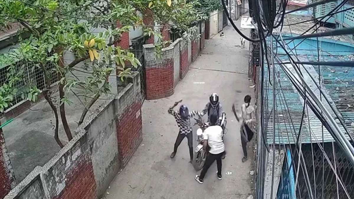 প্রকাশ্য দিবালোকে ছিনতাইকারীরা এক তরুণের ব্যাগ ছিনিয়ে নেয়।   ছবি- সংগৃহীত
