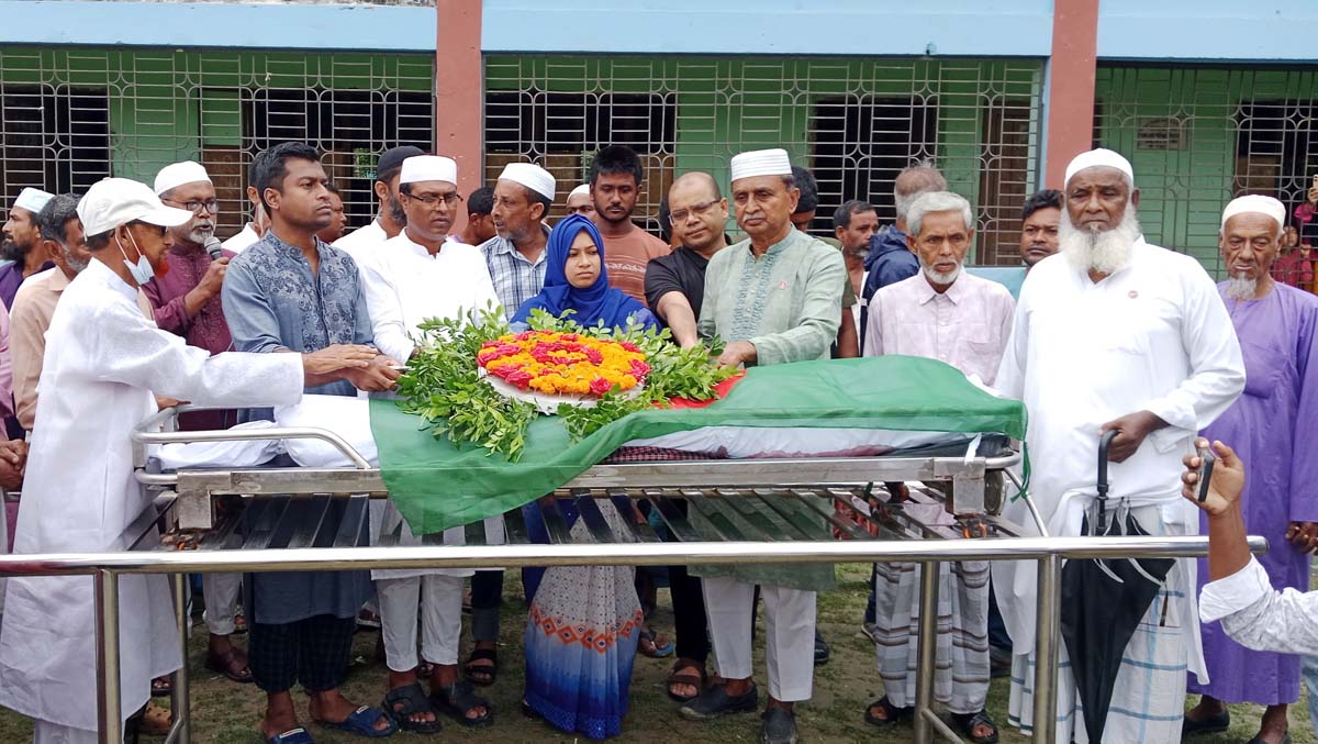 মহেশপুর উপজেলার বাথানগাছি গ্রামে বীর মুক্তিযোদ্ধা সিরাজুল ইসলামকে রাষ্টীয় মর্যাদা প্রদান। ছবি- রূপালী বাংলাদেশ