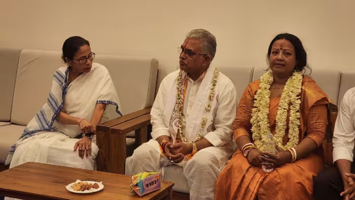 মমতা-দিলীপের ছবি নিয়ে অস্বস্তি