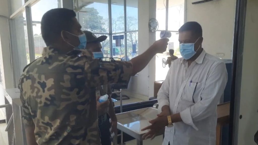 মোংলা বন্দর জেটির প্রধান গেটে স্বাস্থ্য পরীক্ষা। ছবি-রূপালী বাংলাদেশ