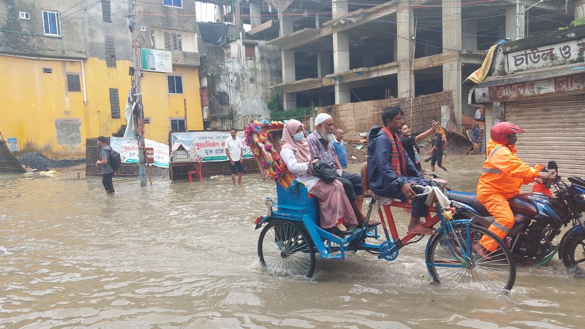 পানি যাত্রী নিয়ে যাচ্ছেন রিকশাচালক। ছবি-রূপালী বাংলাদেশ