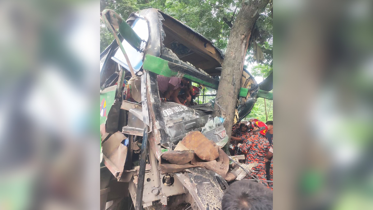 গজারিয়া উপজেলার আনারপুরা বাসস্ট্যান্ড এলাকায় ট্রাক ও বাসের সংঘর্ষ। ছবি- রূপালী বাংলাদেশ