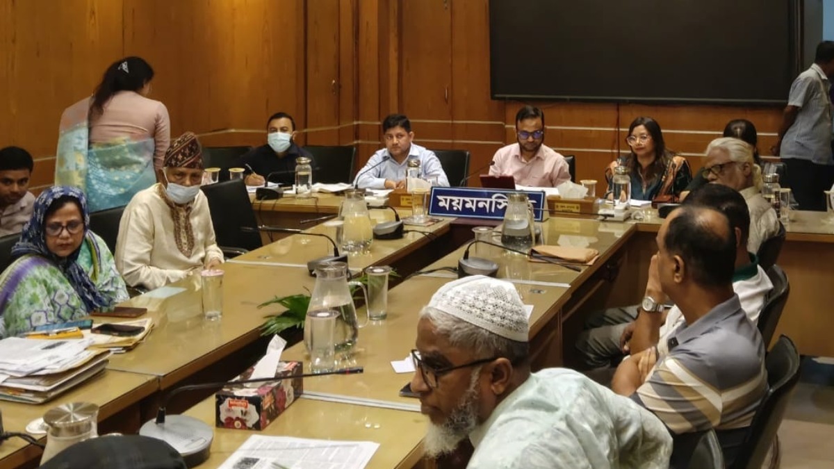 বিশিষ্টজনদের সঙ্গে জরুরি সভায় জেলা প্রশাসক মো. মুফিদুল আলম। ছবি- রূপালী বাংলাদেশ