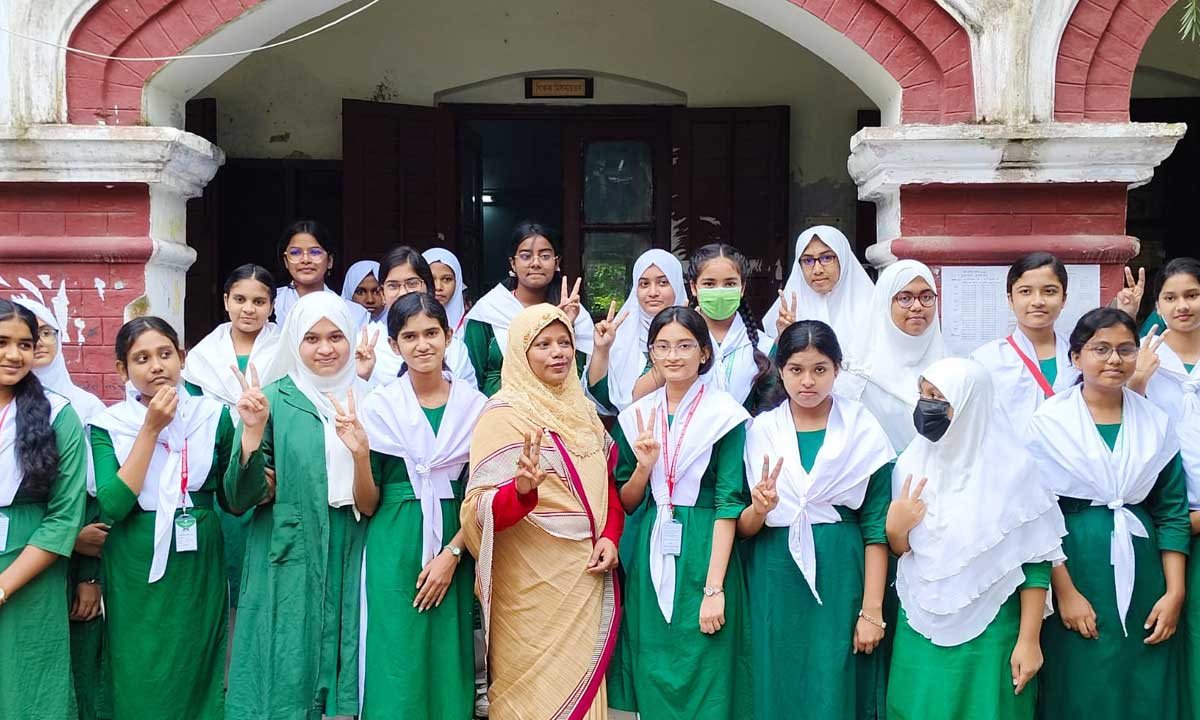 এসএসসির ফল প্রকাশের পর আনন্দে উদ্বেলিত শিক্ষার্থীরা। ছবি- সংগৃহীত