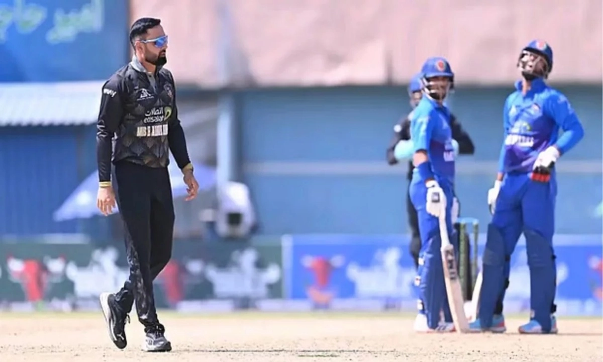 হাসান আইসাখিল নবির করা প্রথম বলেই জবাব দিলেন একটি বিশাল ছক্কা হাঁকিয়ে। ছবি- সংগৃহীত