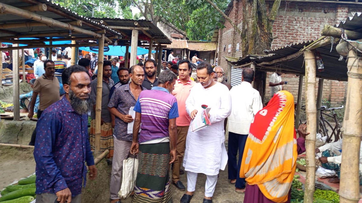 ৩১ দফা বাস্তবায়নে মাঠপর্যায়ে কাজ করে যাচ্ছেন নওগাঁ-৫ আসনের সম্ভাব্য প্রার্থী মাসুদ হাসান তুহিন। ছবি- রূপালী বাংলাদেশ