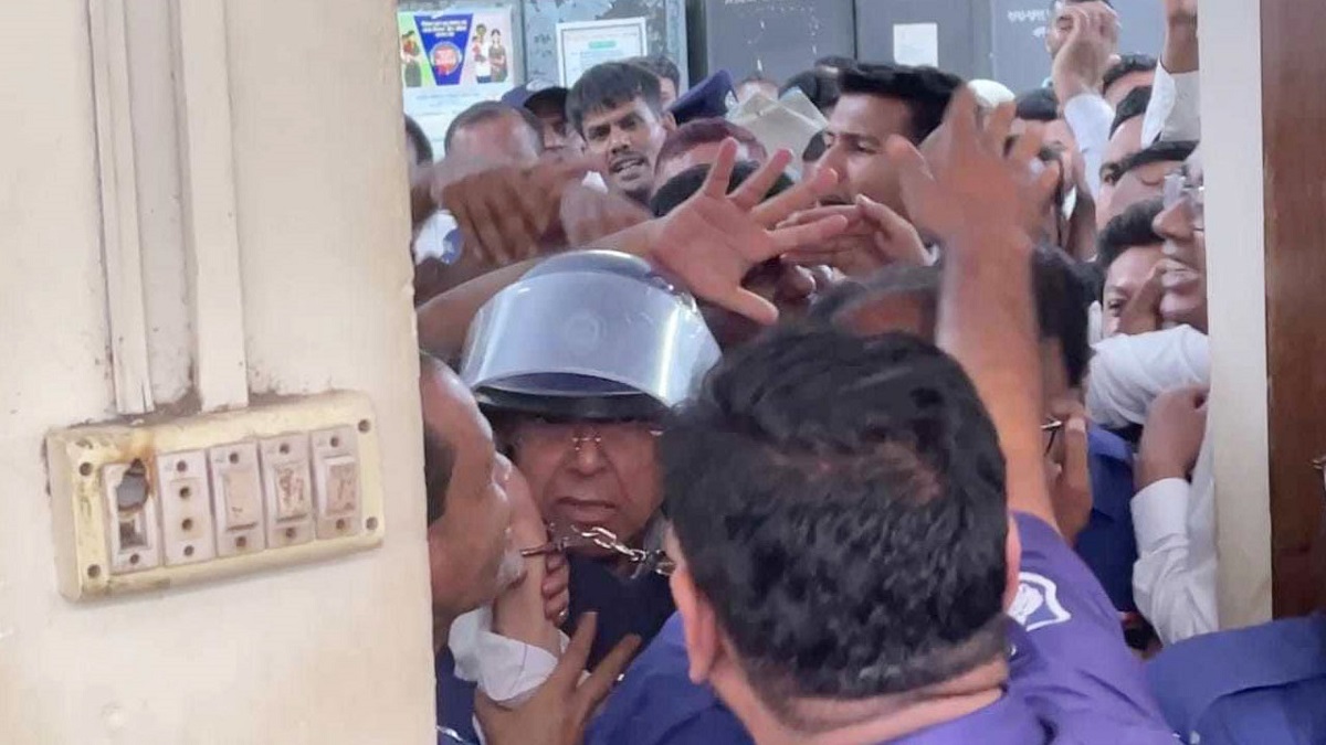 সাবেক আইনমন্ত্রী আনিসুলকে আদালতে চড়-থাপ্পড়