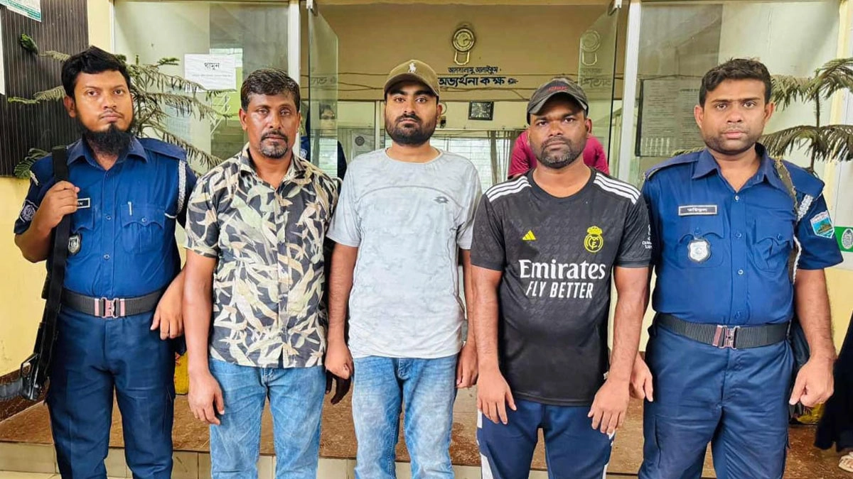 লালপুরে তিন চাঁদাবাজকে আটক করা হয়েছে। ছবি-রূপালী বাংলাদেশ