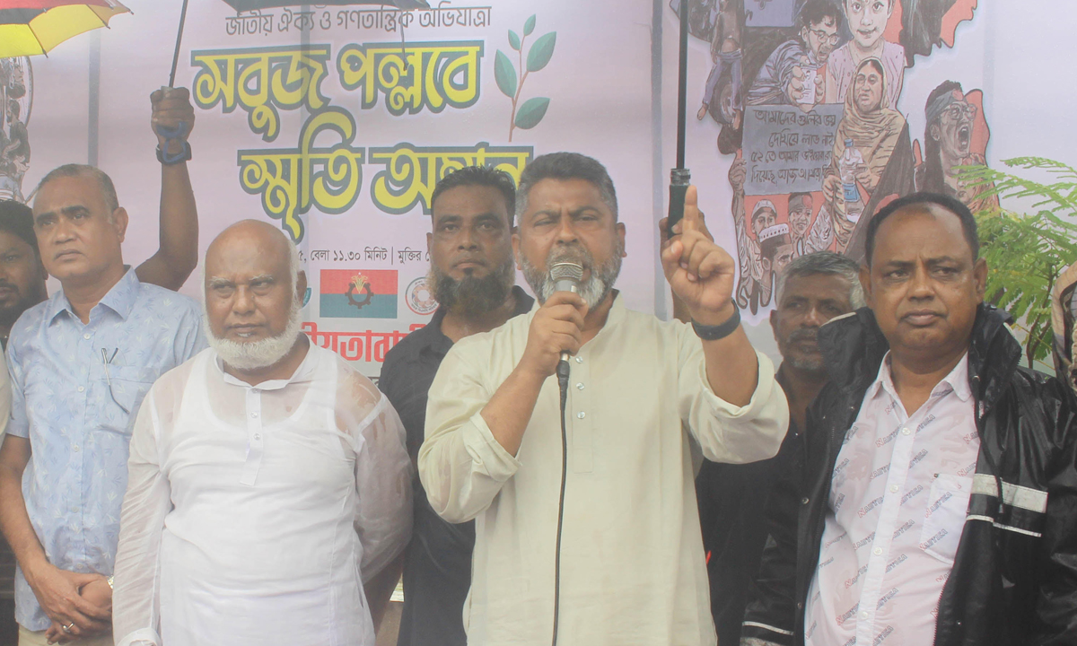 কেন্দ্রীয় শহীদ মিনারের পাশে নওগাঁ কৃষকদলের উদ্যোগে আয়োজিত অনুষ্ঠানে কথা বলছেন কেন্দ্রীয় কমিটির যুগ্ম সাধারণ সম্পাদক ফজলে হুদা বাবুল। ছবি- রূপালী বাংলাদেশ