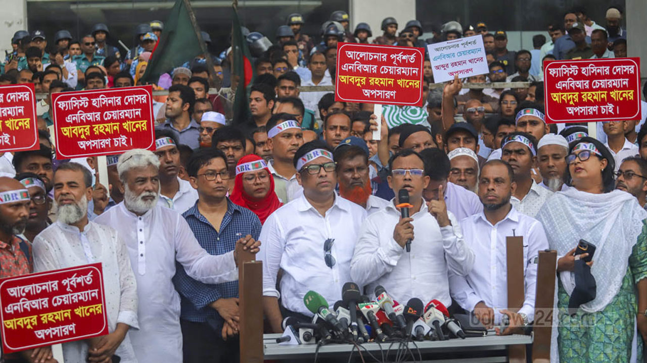গত মাসে এনবিআরে সংস্কার ঐক্য পরিষদের ব্যানারে আন্দোলন শুরু হয়। ছবি- সংগৃহীত