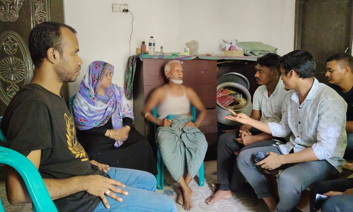 শহীদ জাকারিয়া হাসান জুয়েলের বাড়িতে এনসিপির নেতারা। ছবি- রূপালী বাংলাদেশ