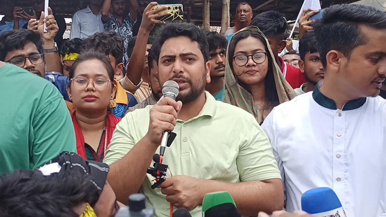 ঠাকুরগাঁওয়ে জুলাই পদযাত্রায় বক্তব্য দিচ্ছেন নাহিদ ইসলাম। ছবি- সংগৃহীত