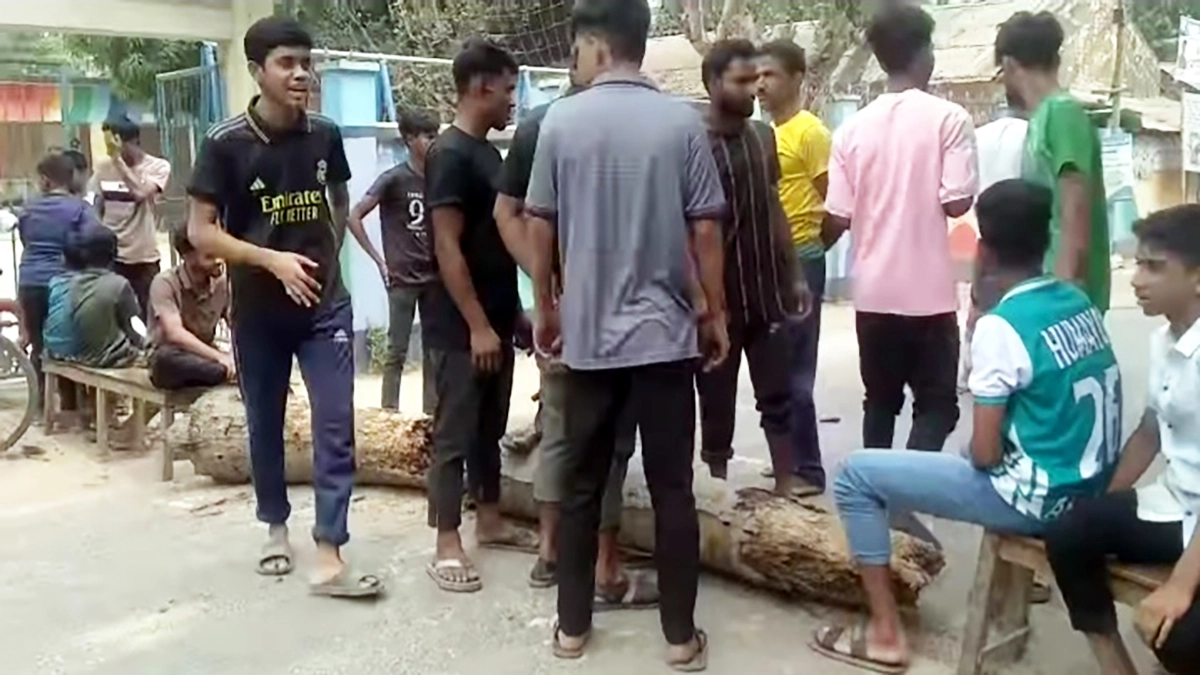 অতিরিক্ত ভাড়া আদায়ের প্রতিবাদে সড়ক অবরোধ