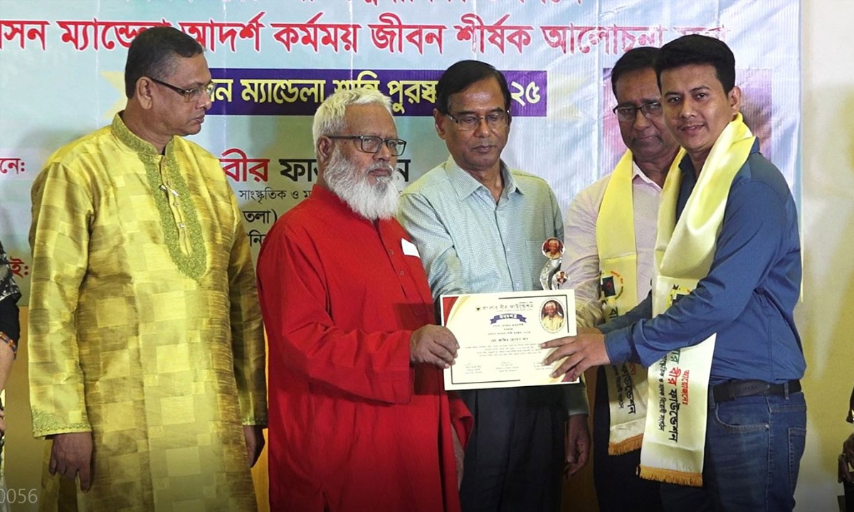 অতিথিদের কাছ থেকে পুরস্কার গ্রহণ করছেন  শাহাদাত নিশাদ। ছবি- সংগৃহীত