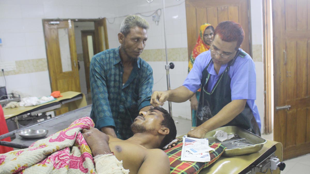 আহত আজাহার আলী। ছবি- রূপালী বাংলাদেশ