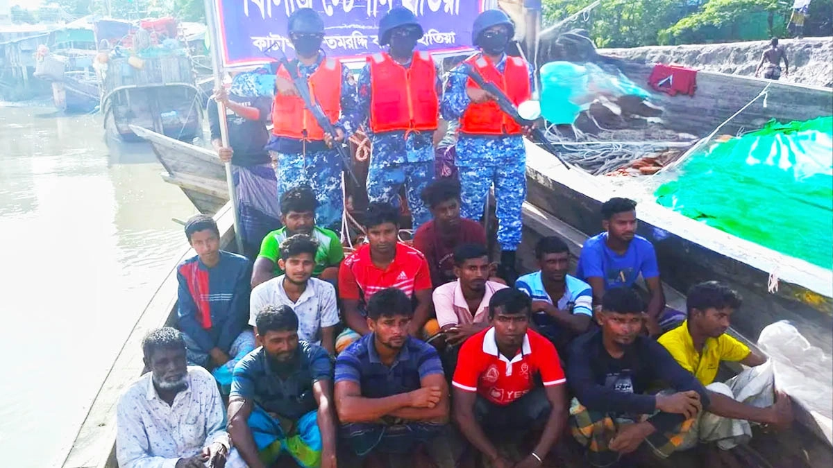 সমুদ্রে ভাসতে থাকা জেলেদের ট্রলারসহ উদ্ধার করেছে কোস্টগার্ড।       ছবি- সংগৃহীত