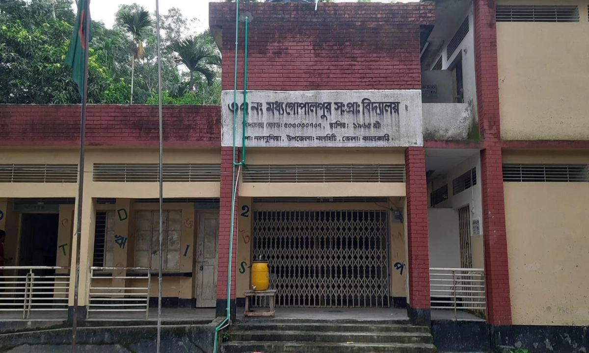 ৩৭ নং মধ্য গোপালপুর সরকারি প্রাথমিক বিদ্যালয়। ছবি- রূপালী বাংলাদেশ