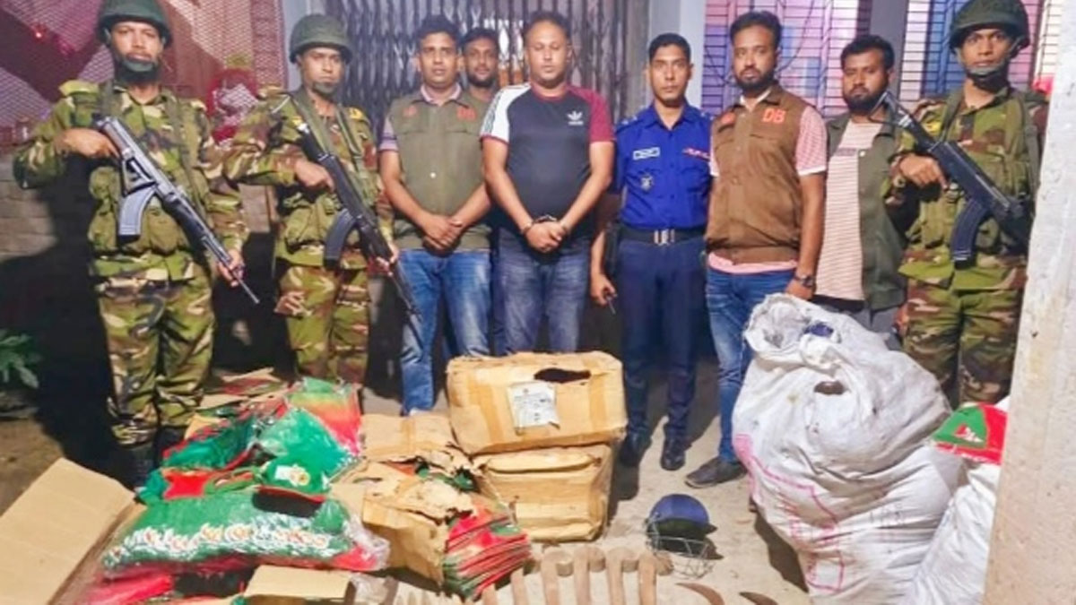 কালিয়ায় অস্ত্রসহ ১৩ মামলার আসামি গ্রেপ্তার