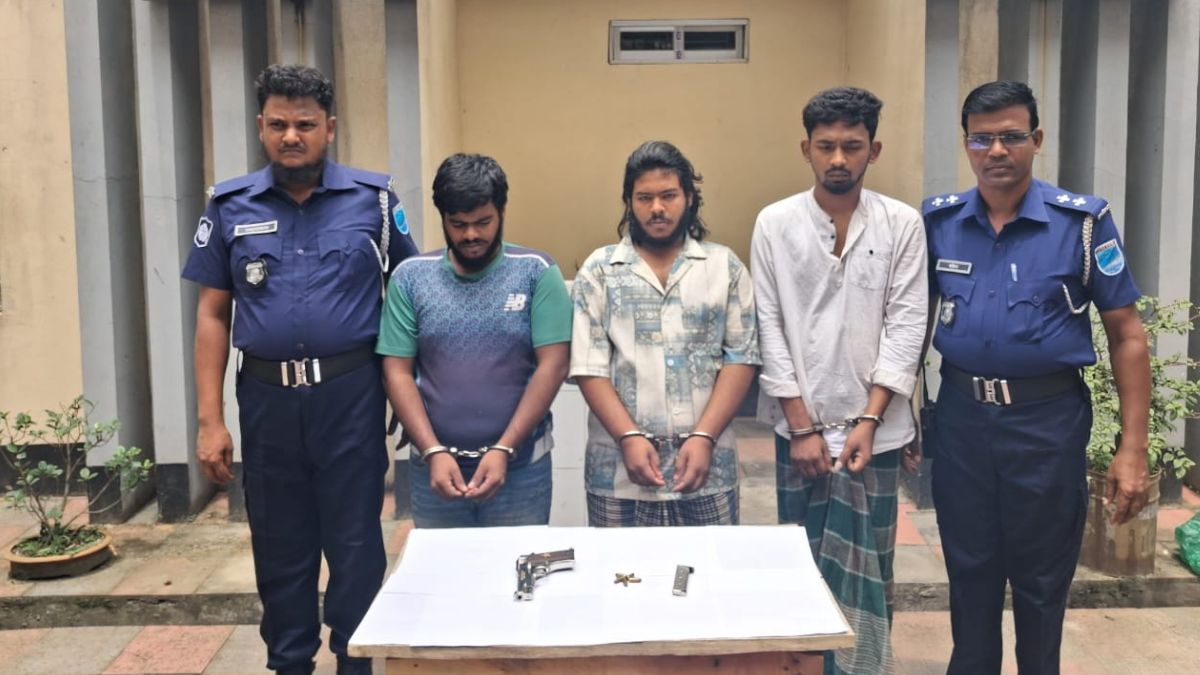নরসিংদীর শীলমান্দি থেকে তিনজনকে আটক করে পুলিশ। ছবি-রূপালী বাংলাদেশ