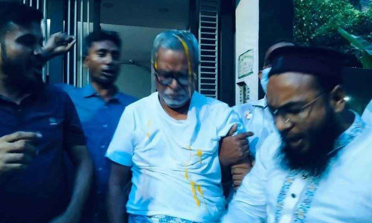 সাবেক সিইসির ওপর ডিম ছুড়ে মারে বিক্ষুব্ধরা।      ছবি- সংগৃহীত