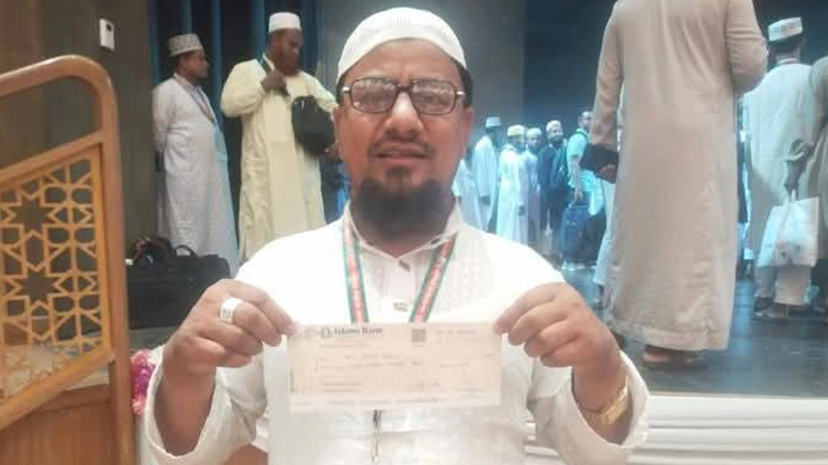 রাজধানীর ওসমানী স্মৃতি মিলনায়তনে সম্প্রতি অনুষ্ঠিত জাতীয় সম্মেলনে নেত্রকোনা জেলার শ্রেষ্ঠ ইমামের সম্মাননা হাতে জসিম উদ্দিন।        ছবি- সংগৃহীত