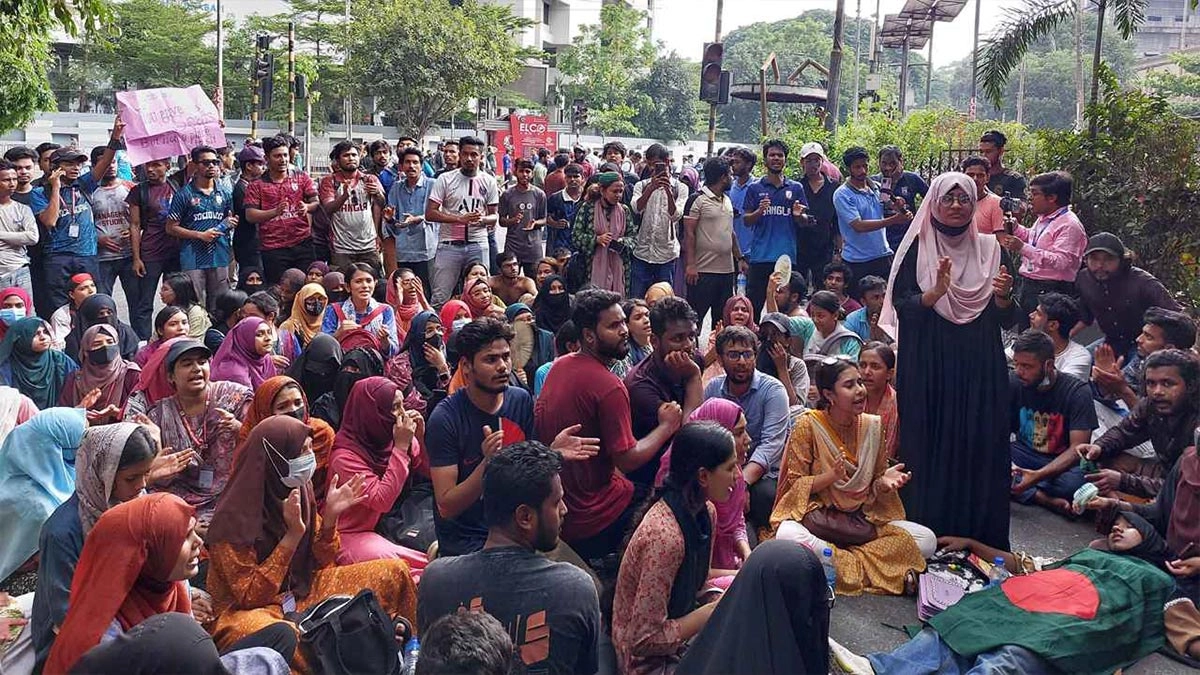 জবি শিক্ষক-শিক্ষার্থীদের গণঅনশন শুরু