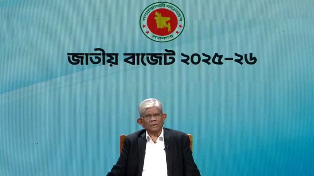 বাজেট ঘোষণা করেন অর্থ উপদেষ্টা ড. সালেহউদ্দিন আহমেদ। ছবি: সংগৃহীত