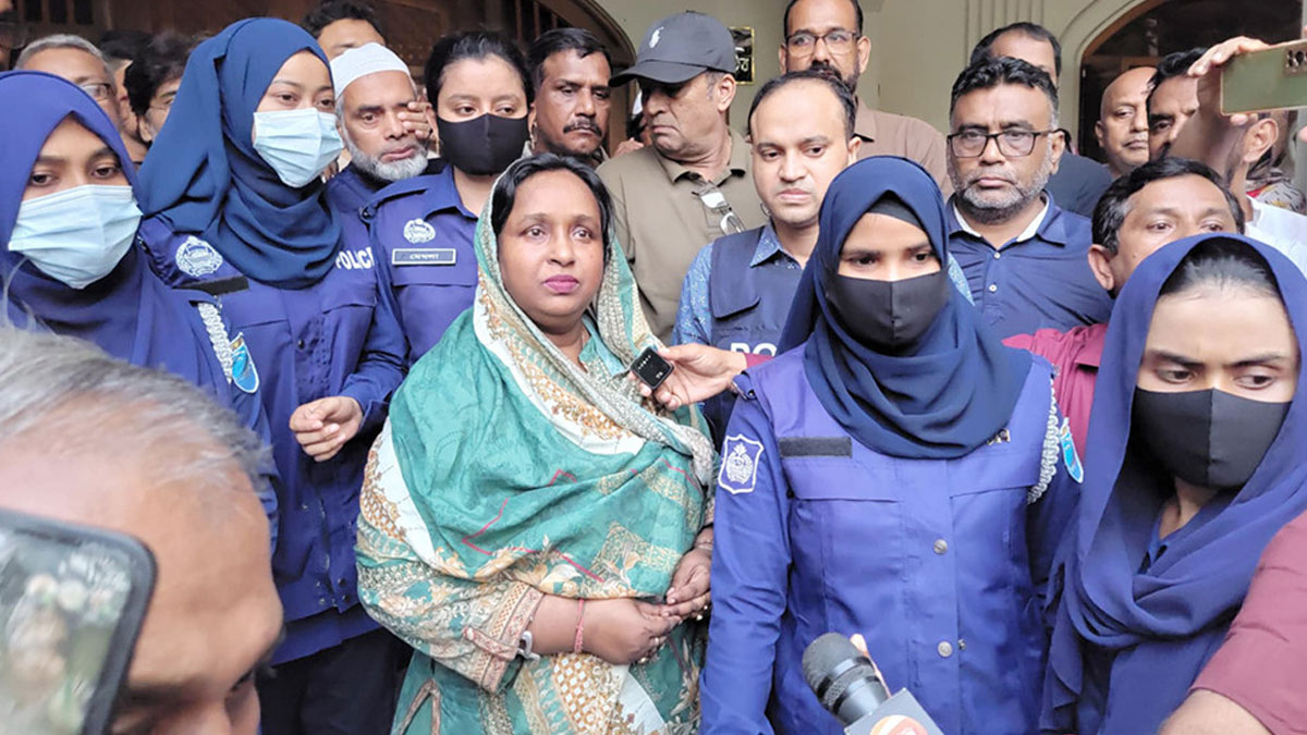 আদালত প্রাঙ্গণে ডা. সেলিনা হায়াৎ আইভী। ছবি- সংগৃহীত