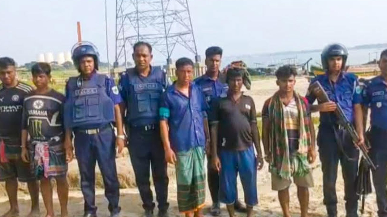 পদ্মা নদীতে অভিযান চালিয়ে দুটি আগ্নেয়াস্ত্র ও গুলিসহ ছয়জনকে আটক করেছে পুলিশ। ছবি- রূপালী বাংলাদেশ