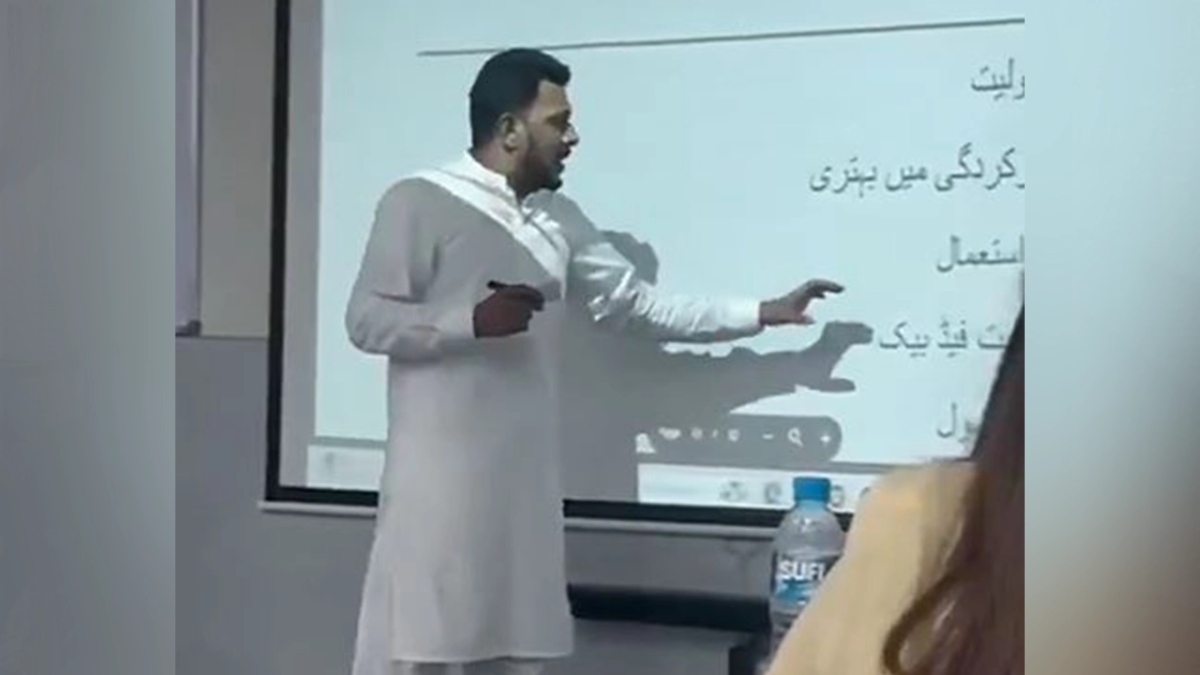 শিক্ষার্থীদের ক্লাস নিচ্ছেন শিক্ষক নিয়াজ আহমেদ। ছবি- সংগৃহীত