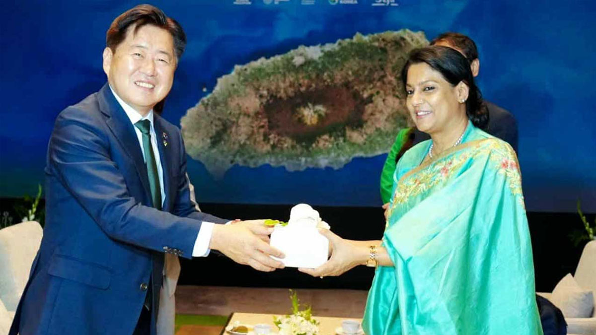উপদেষ্টা রিজওয়ানা হাসান সাইডলাইনে জেজু প্রদেশের গভর্নর ও দক্ষিণ কোরিয়ার পরিবেশ মন্ত্রণালয়ের ভাইস মিনিস্টারের সঙ্গে দ্বিপাক্ষিক বৈঠক করেন। ছবি- সংগৃহীত