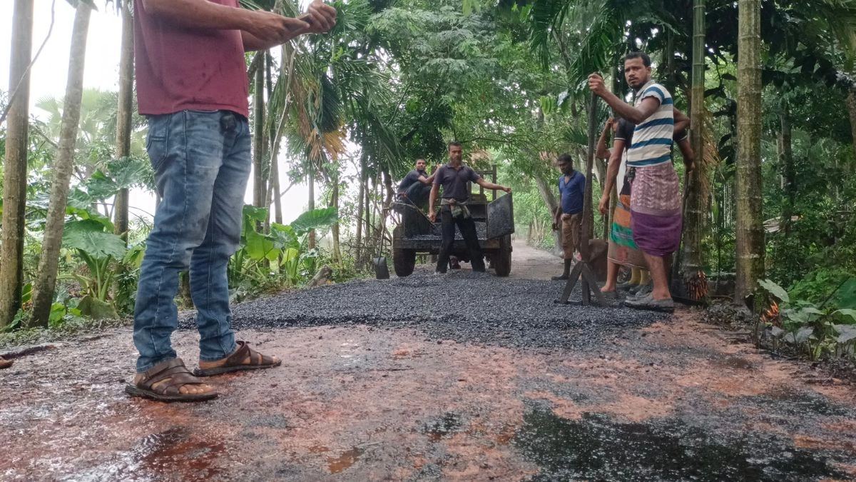 বৃষ্টির মধ্যে পাথরঘাটায় চলছে পিচ ঢালাইয়ের কাজ। ছবি- রূপালী বাংলাদেশ