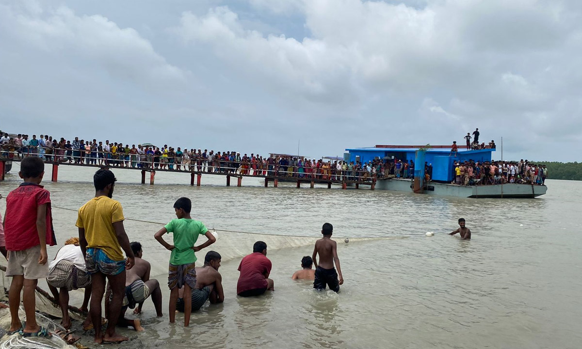 নদীর পাড়ে জেলে উদ্ধারের অপেক্ষায় দাঁড়িয়ে আছেন নিখোঁজ জেলের স্বজন, সহকর্মী ও স্থানীয় মানুষজন।       ছবি- রূপালী বাংলাদেশ