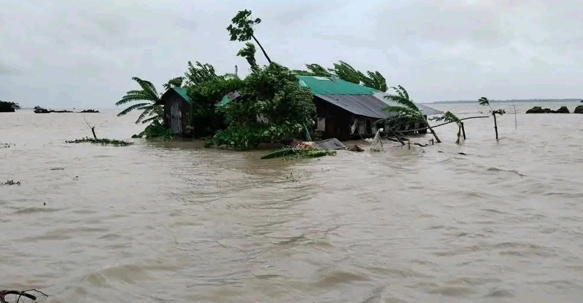 জোয়ারের পানি ঢুকে তলিয়ে গেছে বাড়িঘর।      ছবি- রূপালী বাংলাদেশ
