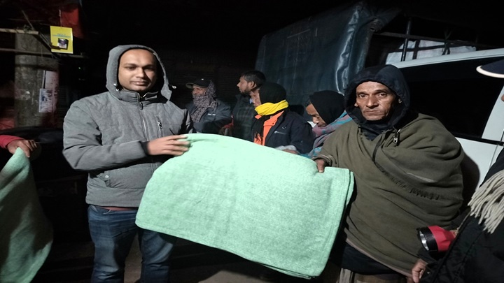 গভীর রাতে ইউএনও‍‍`র কম্বল বিতরণ