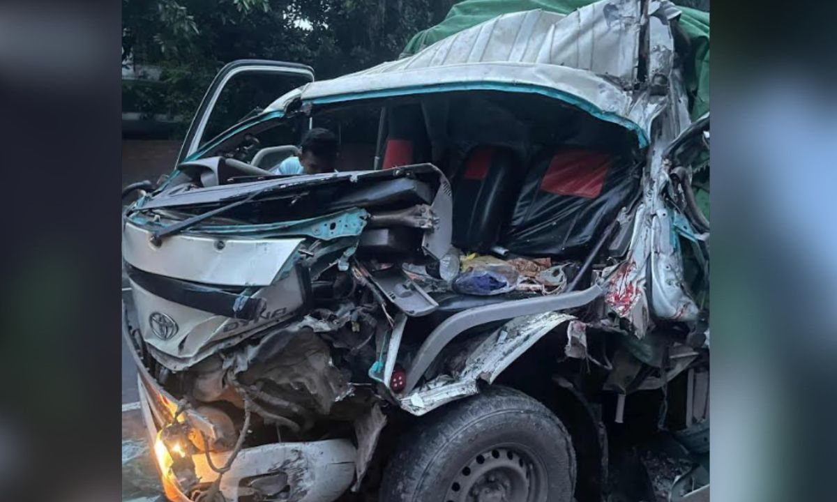ট্রাকের ধাক্কায় দুমড়েমুচড়ে যাওয়া পিক-আপটি। ছবি- রূপালী বাংলাদেশ