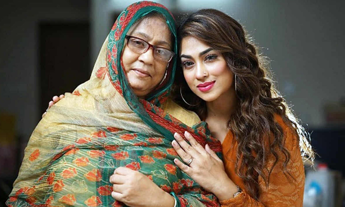 চিত্রনায়িকা সাদিকা পারভীন পপি ও তার মা মরিয়ম বেগম।         ছবি- সংগৃহীত