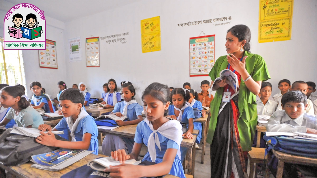 বিদ্যালয়ে শিশু শিক্ষার্থীদের ক্লাস নিচ্ছেন প্রাথমিক শিক্ষিকা। ছবি- সংগৃহীত