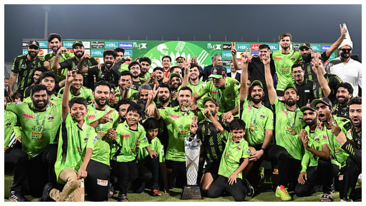 ট্রফি নিয়ে লাহোর কালান্দার্সের চ্যাম্পিয়ন উৎসব। ছবি: সংগৃহীত