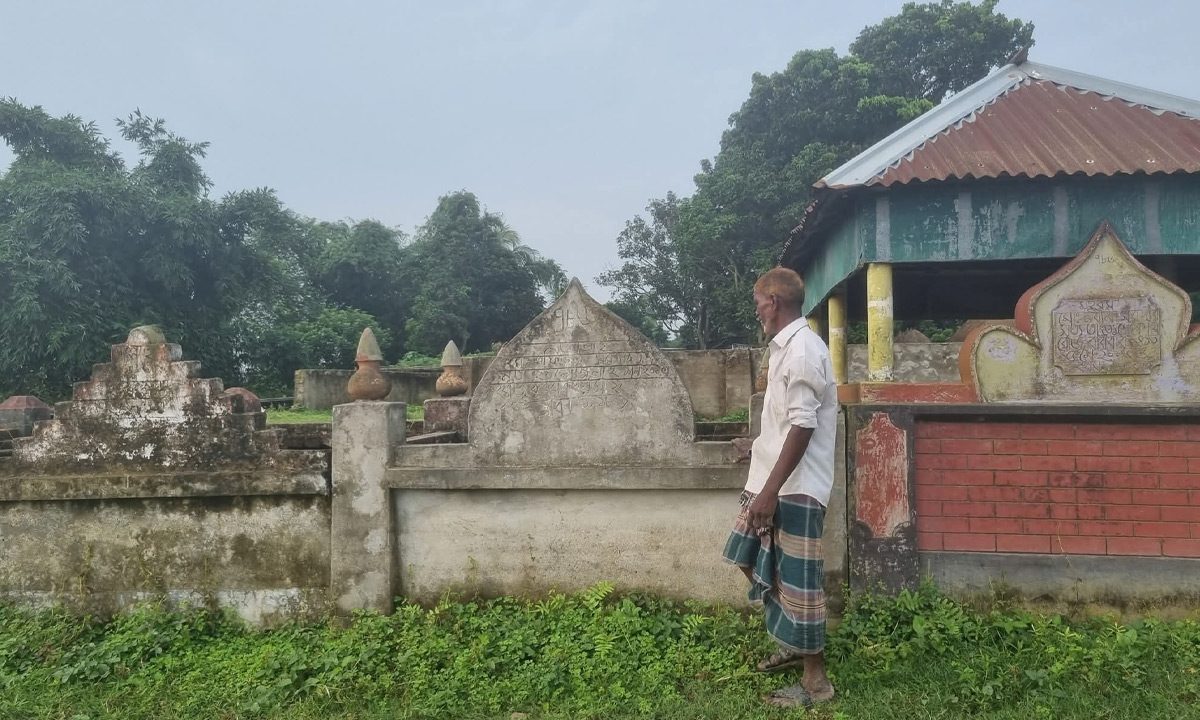 পদ্মায় ভাংছে সন্তানের কবর, শোকে পাথর পিতা। ছবি- রূপালী বাংলাদেশ