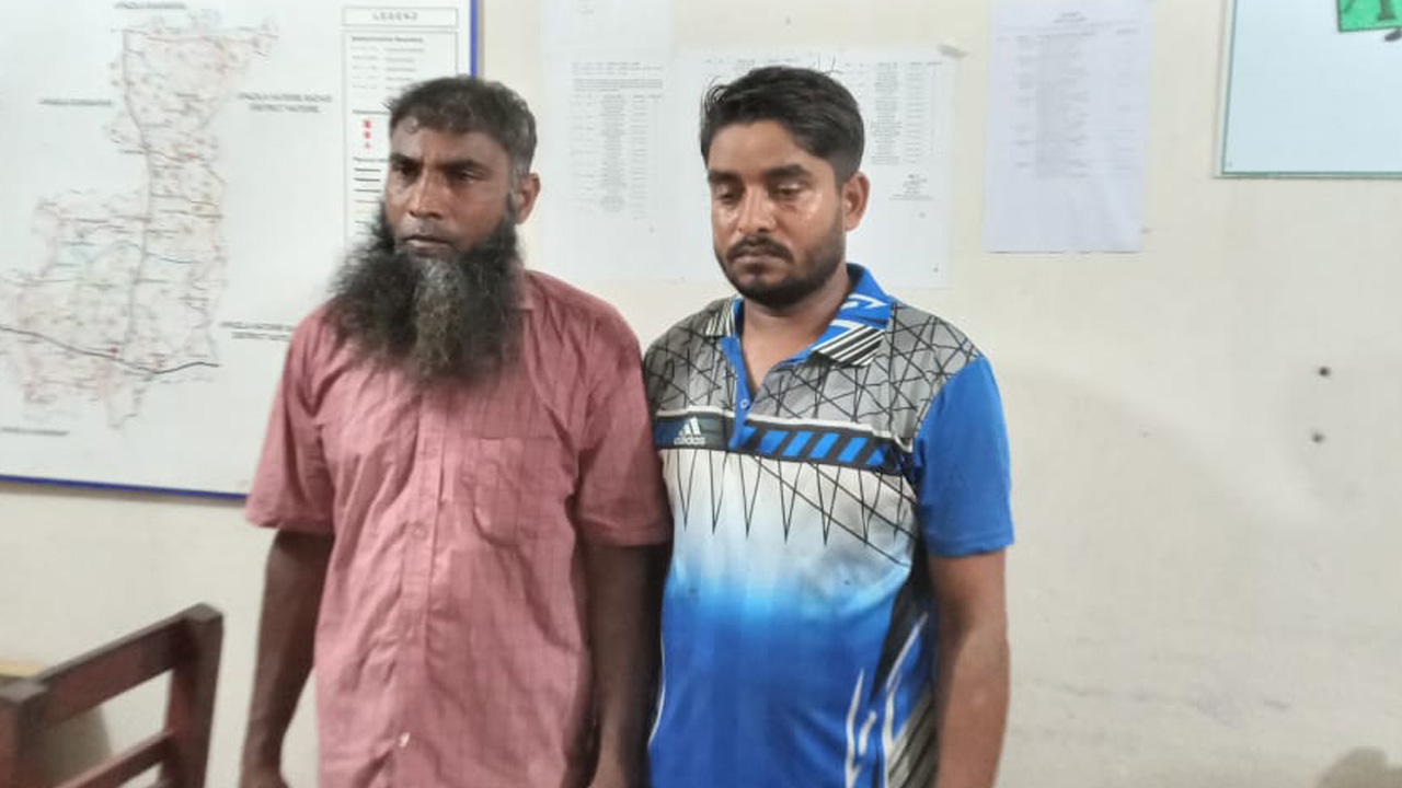 পুঠিয়া উপজেলার হাতিনাজা গ্রামে পূর্ব শত্রুতার জেরে সেনা সদস্যের বাড়িতে ভাঙচুর ও অগ্নিসংযোগের ঘটনায় বিশেষ অভিযান চালিয়ে দুজনকে আটক করা হয়েছে। ছবি-রূপালী বাংলাদেশ