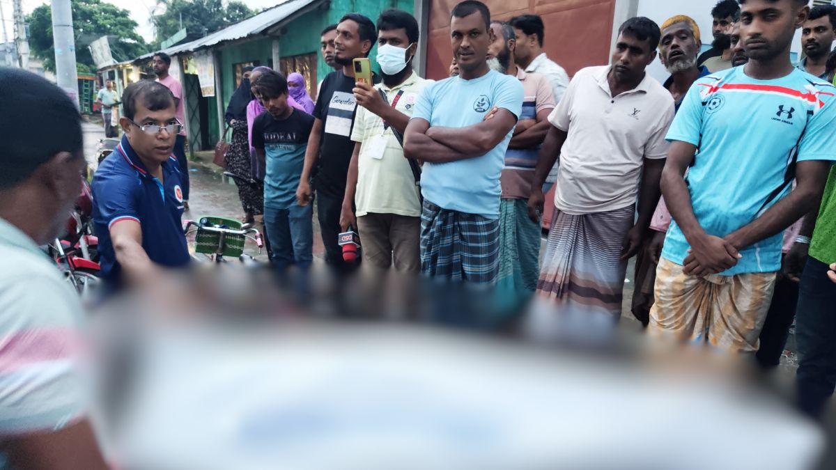 সিএনজি চালকের মরহেদ দেখতে ভিড় করছে স্থানীয়। ছবি- রূপালী বাংলাদেশ