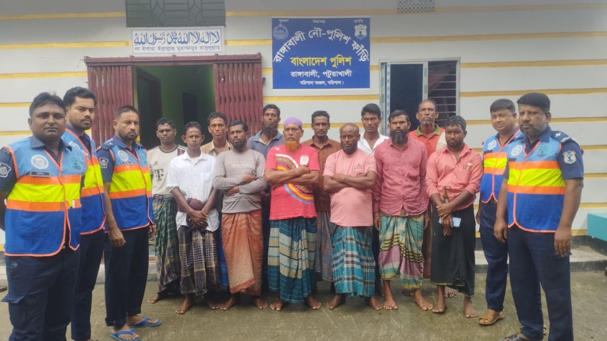 বঙ্গোপসাগর থেকে ভাসমান অবস্থায় উদ্ধার হওয়া ১২ জেলেকে তাদের পরিবারের কাছে হস্তান্তর। ছবি- রূপালী বাংলাদেশ