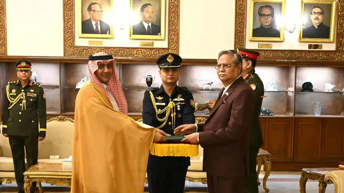রাষ্ট্রপতি মো. সাহাবুদ্দিনের কাছে পরিচয়পত্র পেশ করছেন সৌদি আরবের রাষ্ট্রদূত। ছবি- সংগৃহীত