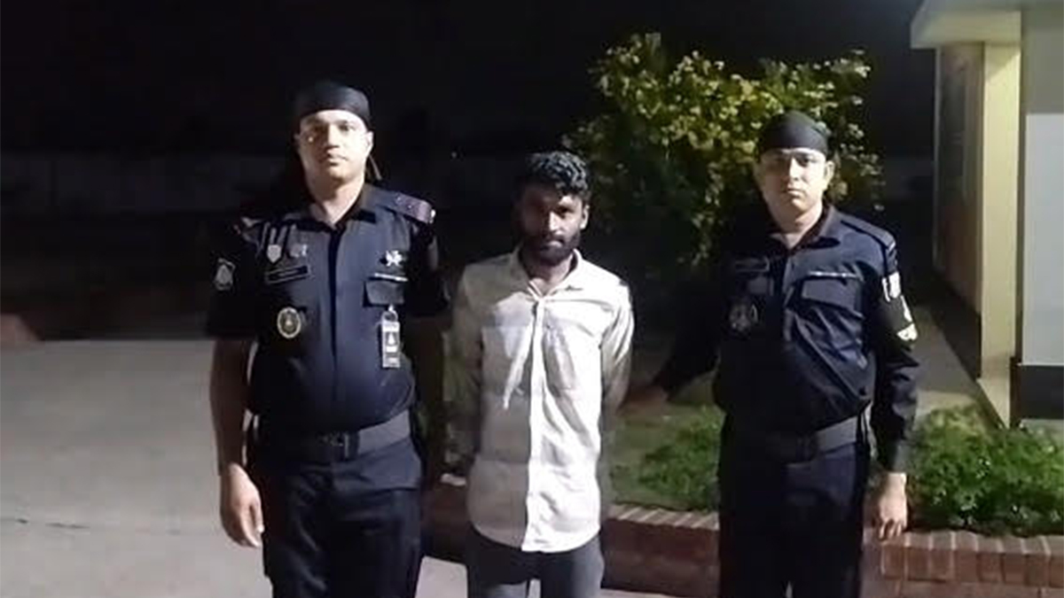এক্সপ্রেসওয়েতে ছাদ উড়ে যাওয়া সেই বাসের চালক গ্রেপ্তার 