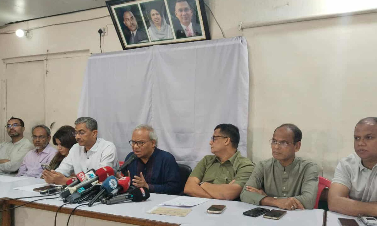 নয়াপল্টনে বিএনপির কেন্দ্রীয় কার্যালয়ে জরুরি সংবাদ সম্মেলনে রিজভী ।     ছবি- সংগৃহীত