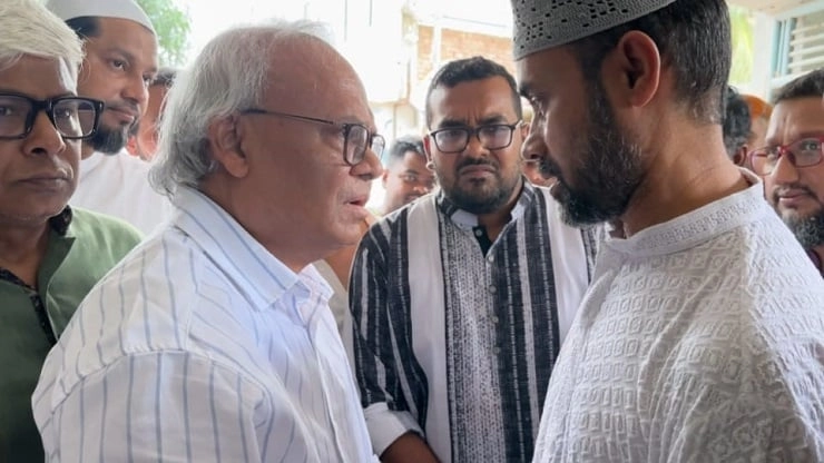 নিহত নাজিয়া ও নাফির পরিবারের সঙ্গে সাক্ষাৎ করেছেন বিএনপির  সিনিয়র যুগ্ম মহাসচিব রুহুল কবির রিজভী। ছবি- সংগৃহীত