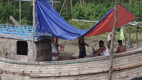 ইলিশ ধরায় নিষেধাজ্ঞা শেষ হচ্ছে আজ মধ্যরাতে