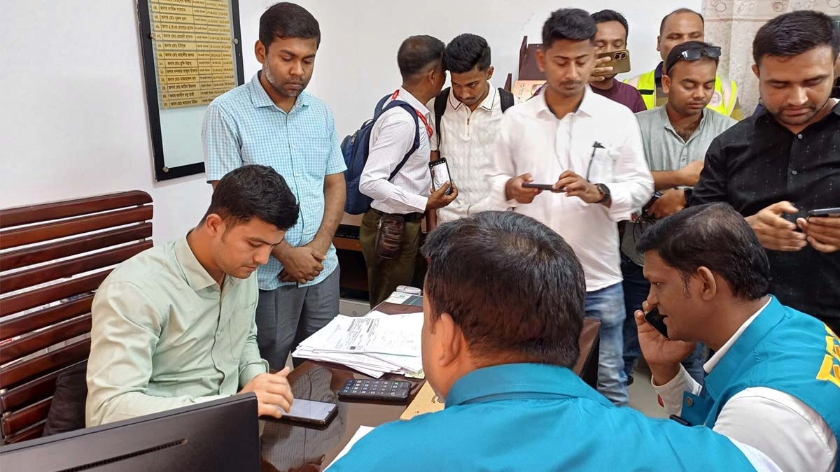 পাবনা আঞ্চলিক পাসপোর্ট অফিসে দুদকের অভিযান