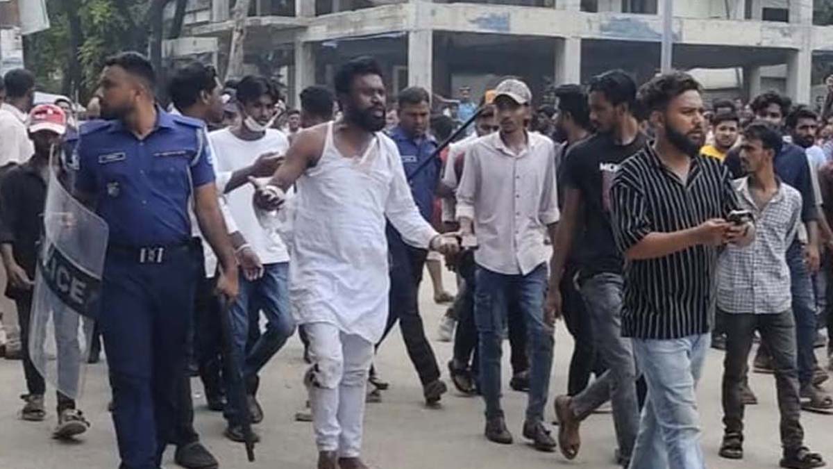 ঘটনাস্থল থেকে বেশ কয়েকজনকে জিজ্ঞাসাবাদের জন্য আটক করেছে পুলিশ।    ছবি- সংগৃহীত